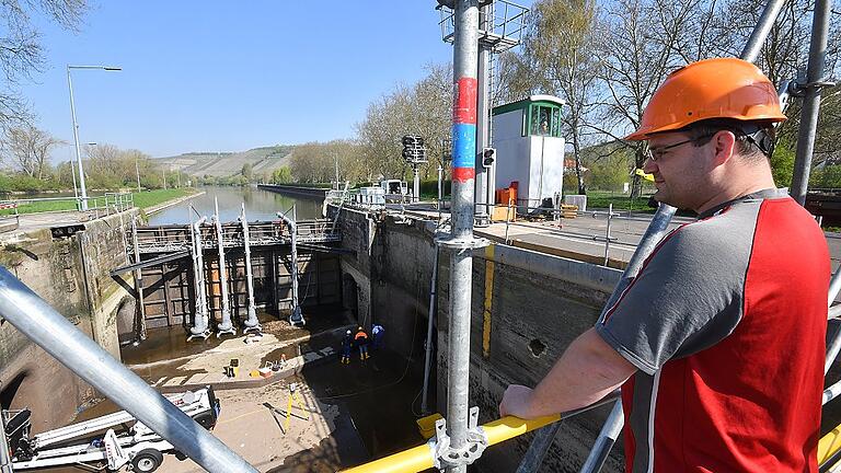 Ein sogenannter Notverschluss hält die Schleusenkammer dicht, während das Tor ausgebaut ist. Ein sogenannter Notverschluss hält die Schleusenkammer dicht, während das Tor ausgebaut ist.