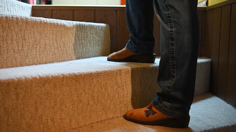 Treppen können im Alter schnell zu Hindernissen werden. Was man in Fällen wie diesen oder bei ähnlichen Problemen tun kann, dazu gibt es im Landratsamt eine Beratungsstelle für Senioren und Menschen mit Handicaps. Treppen können im Alter schnell zu Hindernissen werden. Was man in Fällen wie diesen oder bei ähnlichen Problemen tun kann, dazu gibt es im Landratsamt eine Beratungsstelle für Senioren und Menschen mit Handicaps.