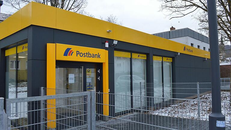 Die Container stehen bereit. Die Belegschaft der Postbank-Filiale könnte also vom Postgebäude in Bad Kissingen an den Salinenparkplatz umziehen.