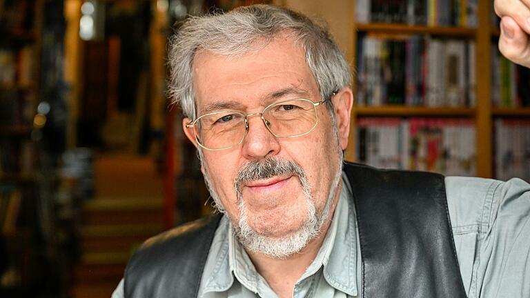 Horst Illmer liest und sammelt nicht nur Bücher. Er steht seinen Freunden aus der Phantastik-Szene auch gerne als wandelndes Lexikon zur Seite. Horst Illmer liest und sammelt nicht nur Bücher. Er steht seinen Freunden aus der Phantastik-Szene auch gerne als wandelndes Lexikon zur Seite.