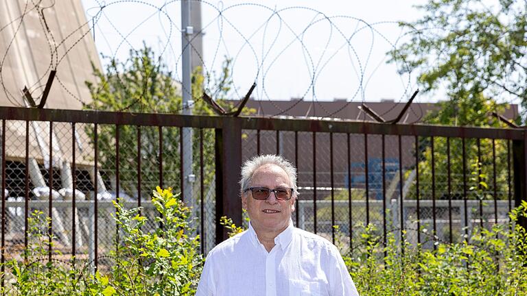 Sein ganzes Berufsleben galt der Sicherheit des Kernkraftwerks: Reinhold Jünger aus Donnersdorf vor dem mit Stacheldraht versehenen Sicherheitszaun am Gelände des AKW.