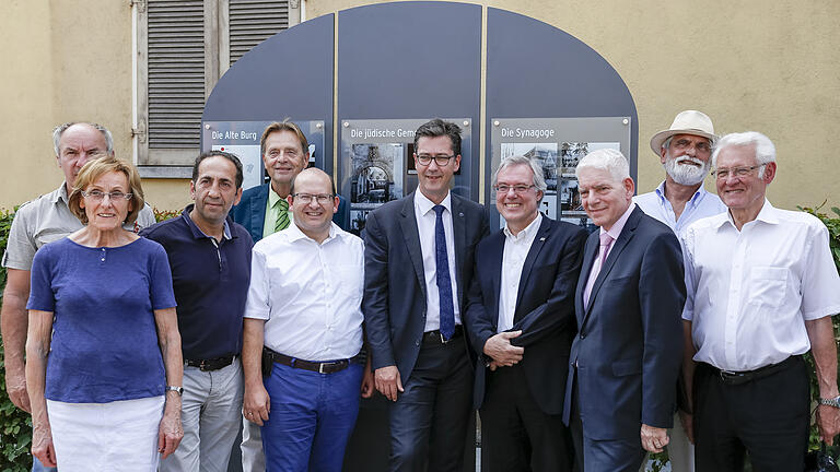 Übergabe der Gedenkstätte Dürrenberg in der Nähe der Heidingsfelder Synagoge (von links nach rechts): Heinz Braun (Stadtrat, ÖDP), Benita Stolz (Stadtratsmitglied), Emanuele La Rosa (Stadtrat, CSU), Heinrich Jüstel (Stadtrat, SPD), Udo Feldinger (Stadtrat, SPD), OB Christian Schuchardt, Stefan Rettner (Vorsitzender der Bürgervereinigung Heidingsfeld), Josef Schuster (Präsident des Zentralrates der Juden in Deutschland), Viktor Heck, Willi Dürrnagel (Stadtrat, CSU) Foto: Johannes Kiefer