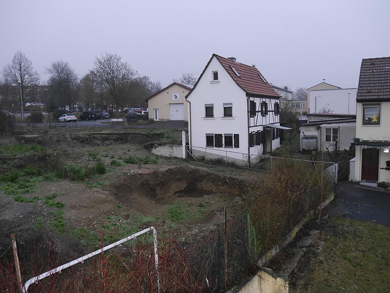 Ein Blick aus der Bücherei auf die Neue Niederwerrner Mitte: In diesem Bereich soll ein Hof-Ensemble mit Café, Bürgersaal und Museum entstehen.