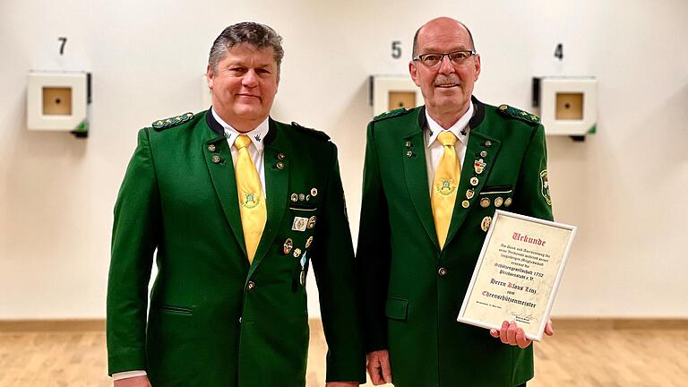 Das Foto zeigt 1. Schützenmeister Heinrich Strobl und Ehrenschützenmeister Klaus Linz.