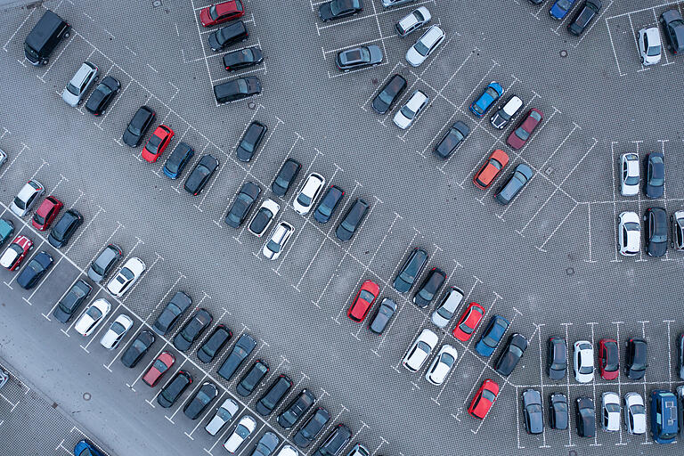 Der Parkplatz an der Talavera in Würzburg von oben: rund 1000 Autos können hier im Moment noch kostenlos parken.