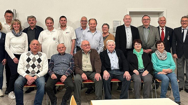 Für ihre langjährige ehrenamtliche Mitarbeit in der BRK-Gemeinschaft Wohlfahrt und Soziales wurden zahlreiche Mitglieder geehrt (vorne von links): Karl Heinz Wendel, Anton Rüger, Anton Kron, Franz Schwing, Carmen Kess, Erika Müller; (hinten von links): Matthias Schwing, Bettina Schmitt, Eugen Baumeister, Michael Volk, Julian Kehl, Stefan Kron, Christian Gernert, Margot und Ottmar Heilmann, Notker Wolf, Gerhard Heitmann und Klaus Geiger. Für ihre langjährige ehrenamtliche Mitarbeit in der BRK-Gemeinschaft Wohlfahrt und Soziales wurden zahlreiche Mitglieder geehrt (vorne von links): Karl Heinz Wendel, Anton Rüger, Anton Kron, Franz Schwing, Carmen Kess, Erika Müller; (hinten von links): Matthias Schwing, Bettina Schmitt, Eugen Baumeister, Michael Volk, Julian Kehl, Stefan Kron, Christian Gernert, Margot und Ottmar Heilmann, Notker Wolf, Gerhard Heitmann und Klaus Geiger.