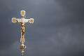 Christliches Kreuz       -  Ein katholisches Kruzifix ist vor dunklen Wolken zu sehen.
