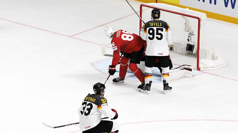 Schweiz - Deutschland.jpeg - John Peterka (l) aus Deutschland trifft zum 1:2. Schweiz - Deutschland.jpeg - John Peterka (l) aus Deutschland trifft zum 1:2.