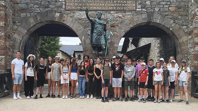 Die Schülerinnen und Schüler zusammen mit ihren Lateinlehrkräften Matteo Borgnis und Carina Krapf vor der Porta Praetoria an der Südseite der Saalburg.