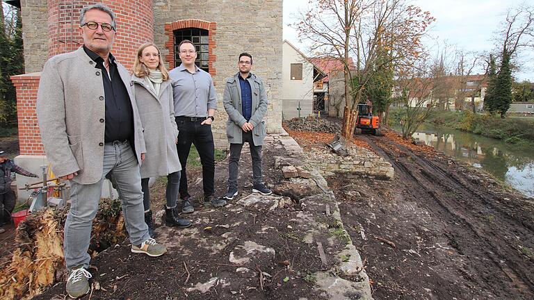 Im alten Hafen von Marktsteft entsteht ein inklusives Restaurant mit Herberge. Rechts: der künftige Biergarten am Hafenbecken. Von links: Bürgermeister Thomas Reichert, Anja Gropp (Stabsstelle Kommunikation der Mainfränkischen Werkstätten), Lukas Mania (Abteilungsleiter Bewirtung/Gastro/Café bei InCa) und Alexander Hielscher (Bereichsleiter Gastronomie/Einzelhandel bei InCa).