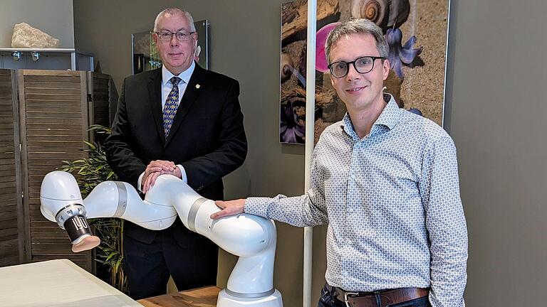Hoteldirektor Pascal Muller (links) und Francois Eyssautier, Geschäftsführer Capsix Robotics, präsentieren den neuen Massage-Roboter.       -  Hoteldirektor Pascal Muller (links) und Francois Eyssautier, Geschäftsführer Capsix Robotics, präsentieren den neuen Massage-Roboter.