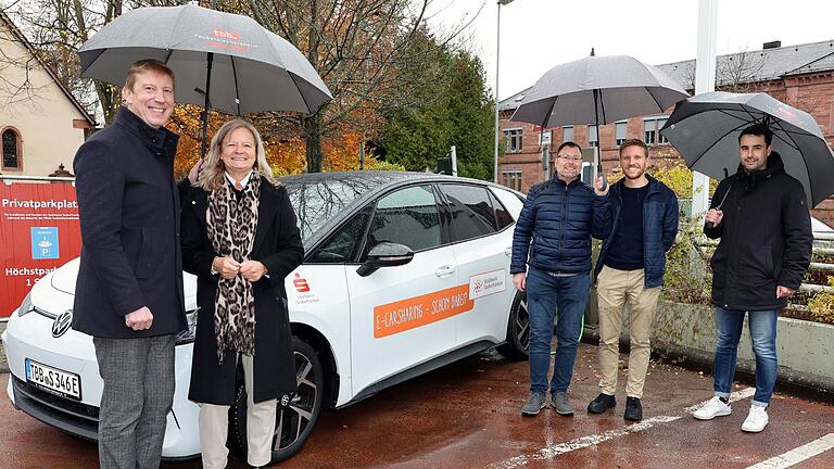 Stellten gemeinsam das neue Carsharing-Fahrzeug in Dienst (von links): Wolfgang Reiner (stellvertretender Vorstandsvorsitzender der Sparkasse Tauberfranken), Tauberbischofsheims Bürgermeisterin Annette Schmidt, Siegfried Scheidel (Leiter Facility Management bei der Sparkasse), Fabian Fluter (Stadtwerk Tauberfranken) und Alexander Stiller von der Stadt Tauberbischofsheim.