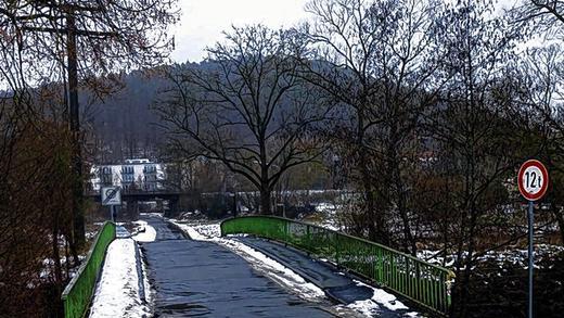 Vier Brücken im Visier: Nach der aktuellen Finanzplanung der Stadt Gemünden stehen zur Sanierung bzw. als Neubau an: die Mainbrücke 2014 bis 2016, die Saalebrücke an der Mühltorstraße frühestens ab 2017, die alte Sinnbrücke am Tennisgelände (Bild) 2015 und die seit März 2010 gesperrte Brücke am Freibad in diesem Jahr. Vier Brücken im Visier: Nach der aktuellen Finanzplanung der Stadt Gemünden stehen zur Sanierung bzw. als Neubau an: die Mainbrücke 2014 bis 2016, die Saalebrücke an der Mühltorstraße frühestens ab 2017, die alte Sinnbrücke am Tennisgelände (Bild) 2015 und die seit März 2010 gesperrte Brücke am Freibad in diesem Jahr.