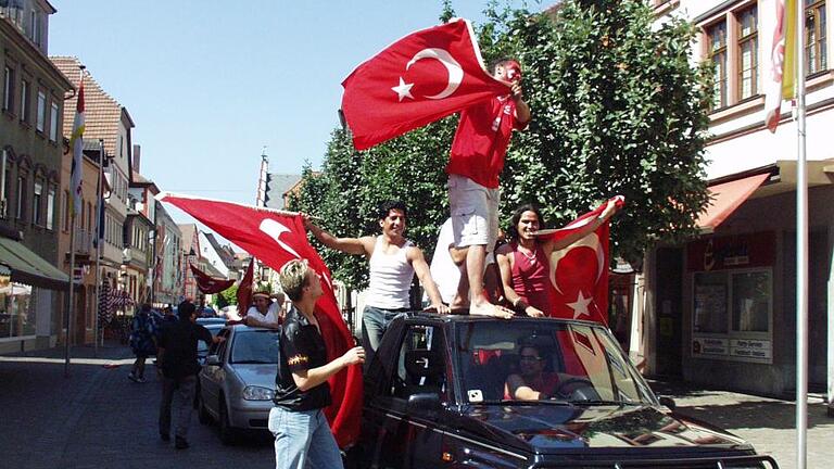 Türken in Karlstadt: &bdquo;Wir wollen Frieden&ldquo;       -  Türken sind in Karlstadt gut integriert. Hier feiern sie einen Erfolg ihrer Fußballnationalmannschaft.