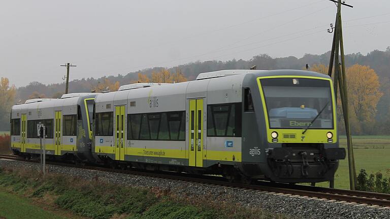 Die Agilis-Züge fahren sieben Tage die Woche fast im Stundentakt, was bei Bahnnutzern offenbar gut ankommt. Ab 2023 will die Bayerische Eisenbahngesellschaft Fahrplanlücken vor allem in den Abendstunden schließen.