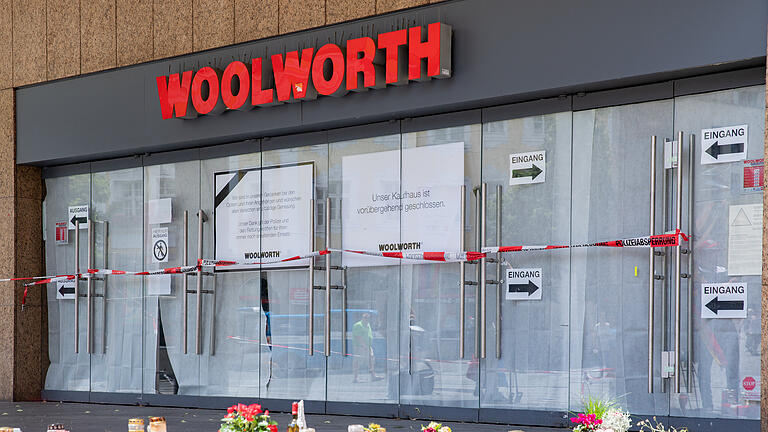 Das Kaufhaus Woolworth am Würzburger Barbarossaplatz wenige Tage nach der Messerattacke: Mit Blumen und Kerzen drückten Passanten ihr Mitgefühl aus.&nbsp;