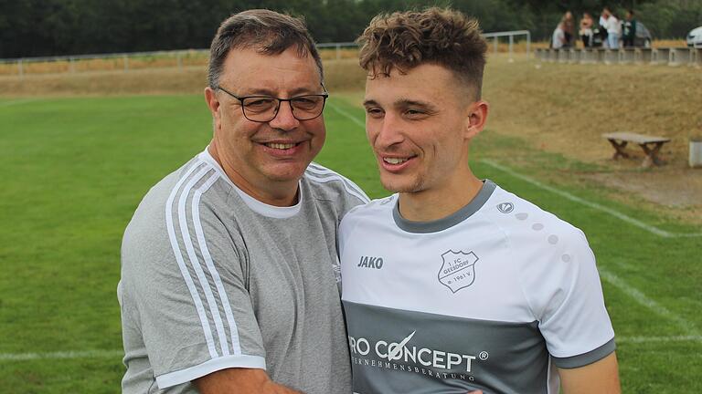 Zwei gute Bekannte: Harald Funsch (links), Trainer beim Würzburger FV, und Jannik Feidel, Spielertrainer beim FC Geesdorf, nach dem Pokal-Aufeinandertreffen im Juli. Zwei gute Bekannte: Harald Funsch (links), Trainer beim Würzburger FV, und Jannik Feidel, Spielertrainer beim FC Geesdorf, nach dem Pokal-Aufeinandertreffen im Juli.