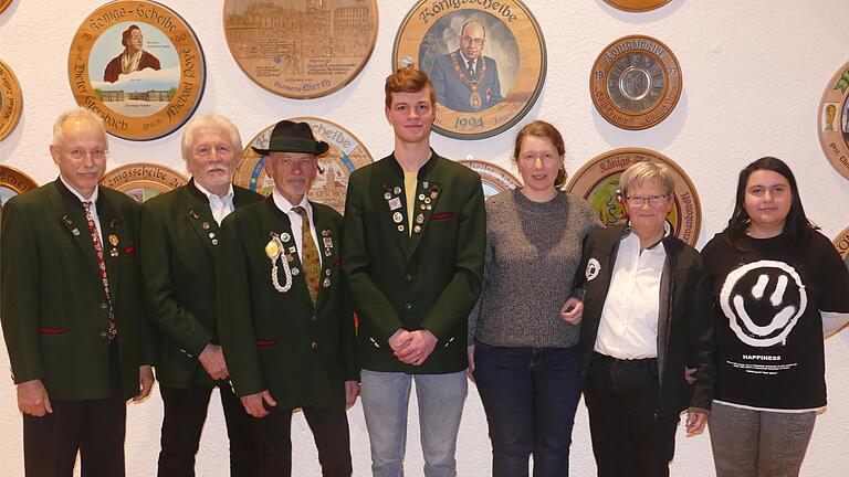 Das bisherige und das frisch gewählte Schützenmeisteramt (von links): Ehrenschützenmeister Fred Gutjahr, Zweiter Schützenmeister Roland Lewandowski, Erster Schützenmeister Alfred Bader, sein Nachfolger Maximilian Hertwig, Paola Elflein, Maria Lewandowski und Michelle Di Turo.