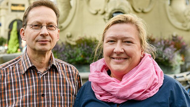 Die Fraktionsvorsitzenden der Grünen Stadtratsfraktion Sandra Vorlova und Manfred Dürr vor dem Würzburger Rathaus. Die Grünen sind die stärkste Fraktion im Würzburger Stadtrat.