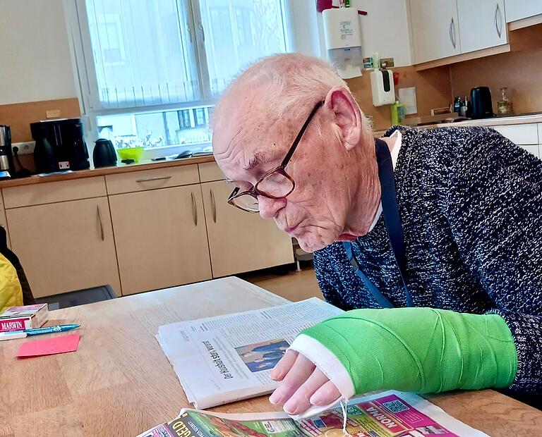 Rudi Vogtmann bei der täglichen Lektüre seiner Heimatzeitung - dem Schweinfurter Tageblatt.