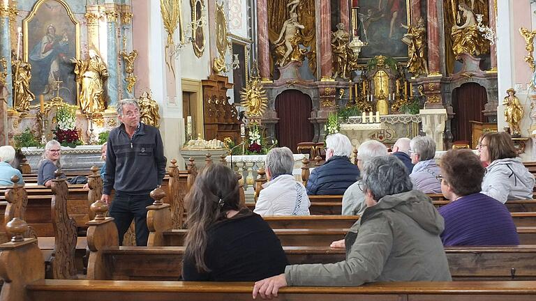 In der Schutzengelkirche informierte Pfarrer Klaus König zahlreiche Besucherinnen und Besucher über die Geschichte des Gotteshauses.