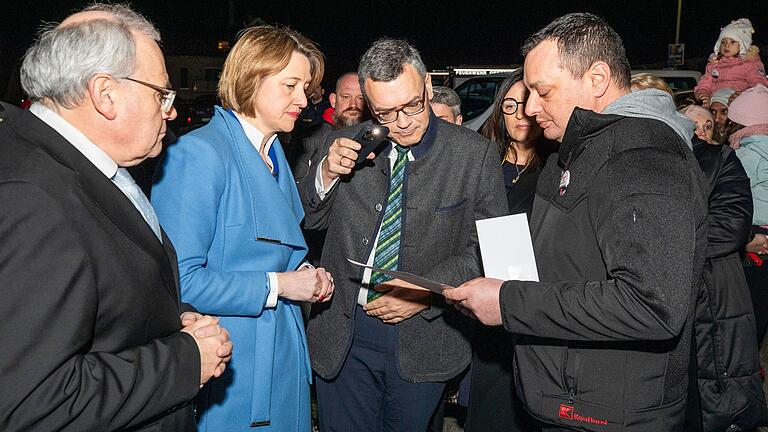 Matthias Krampe, Betriebsratsvorsitzender bei Kaufland in Donnersdorf (rechts im Bild), bei der Übergabe des Brandbriefs an die CSU-Politikerinnen und Politiker Barbara Becker, Florian Herrmann, Anja Weisgerber, Stefan Funk und Martina Gießübel.