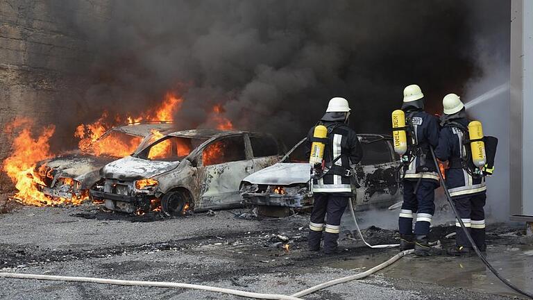 Autos in Flammen &ndash; Riesenrauchwolke über Heustreu       -  Löscharbeiten in einem Verwertungsunternehmen in der Neustädter Straße in Heustreu