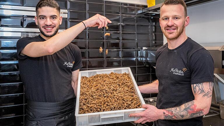 Marius Heck (rechts)&nbsp; und Abdul Abu Quassem bieten seit einigen Tagen frisch hergestellte Nudeln mit verschiedenen Saucen an. Auf dem Bild sind Dinkel-Fusilli zu sehen.