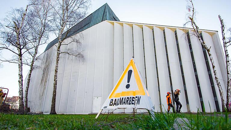 Hinter dem Theater in Richtung 'An den Schanzen' werden unterirdisch neue Räume gebaut. Deshalb mussten die Bäume gefällt werden, um Platz für die Baugrube zu schaffen.