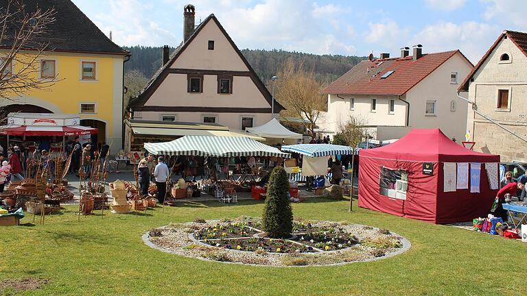 Markttreiben mit Besucherinnen und Besuchern aus nah und fern am Ostermontag (10. April) in Prölsdorf beim Ostermarkt.