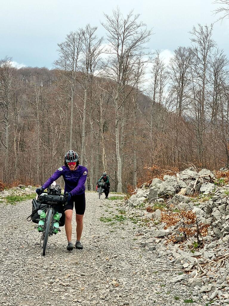 Wer sein Fahrrad liebt, der schiebt? Auf dem steilen und beschwerlichem Weg an der kroatischen Grenze ist das durchaus erlaubt.&nbsp;