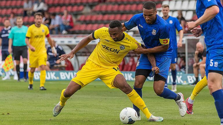 Noah Awassi (rechts im Sommer 2022 beim Testspiel im Zweikampf mit Ex-Kickers-Angreifer Saliou Sané) wechselt vom FSV Frankfurt zu den Würzburger Kickers.