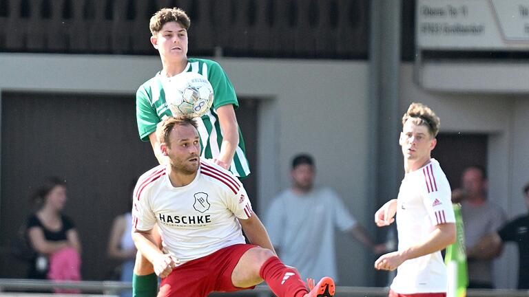 Robert Marynka (vorne, TSV Bad Königshofen) leitet den Ball mit dem Kopf weiter, obwohl ihn Gegenspieler Lenny Türk (dahinter, TSV Großbardorf) bedrängt.