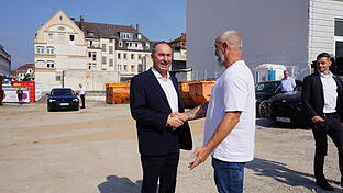 Bayerns Wirtschaftsminister Hubert Aiwanger (links) begrüßt den Investor und Hotelbetreiber Robert Manhardt.       -  Bayerns Wirtschaftsminister Hubert Aiwanger (links) begrüßt den Investor und Hotelbetreiber Robert Manhardt.