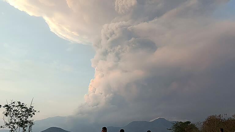 Vulkanausbruch in Indonesien       -  Über dem Vulkan liegt eine riesige Aschewolke in der Luft.