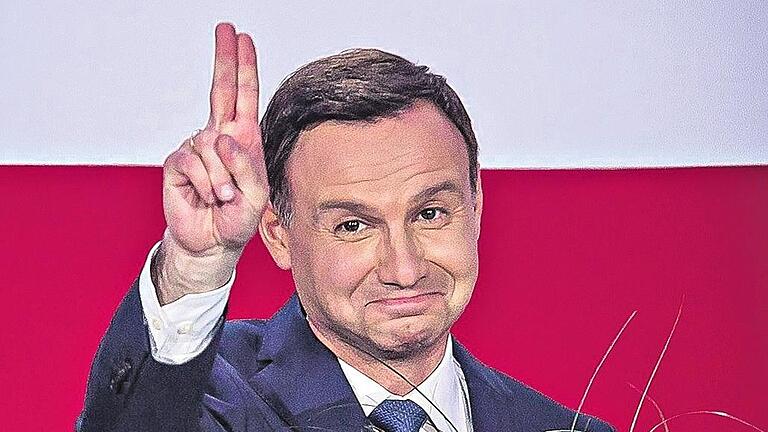 Siegerpose: Der polnische Präsidentschaftskandidat Andrzej Duda scheint ergriffen von seinem Wahlsieg.