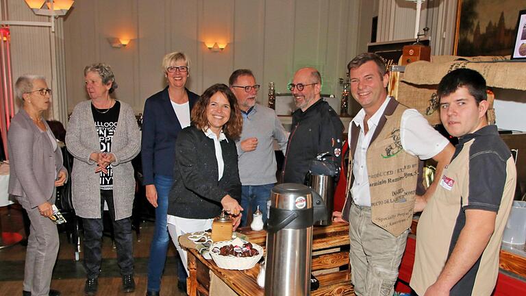 Sie machten den Nachmittag für die Tafel-Kunden möglich: Helferin Hildegard  Sonnenschein, Beisitzerin im Tafel-Verein Ursula Bürger, zweite Vorsitzende  Dagmar Ziegler, die kommissarische Vorsitzende Marina Wiesend, Helfer  Robert Stadtmüller, Kurgarten-Café-Pächter Jochen Wehner, Kaffeeröster  Rainer Bühner und Helfer Christof Kunkel. Foto: Dieter Britz       -  Sie machten den Nachmittag für die Tafel-Kunden möglich: Helferin Hildegard  Sonnenschein, Beisitzerin im Tafel-Verein Ursula Bürger, zweite Vorsitzende  Dagmar Ziegler, die kommissarische Vorsitzende Marina Wiesend, Helfer  Robert Stadtmüller, Kurgarten-Café-Pächter Jochen Wehner, Kaffeeröster  Rainer Bühner und Helfer Christof Kunkel. Foto: Dieter Britz