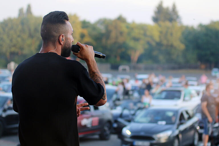 Rapper MoTrip spielte sein einziges Autokino-Konzert vor den Fans auf dem Schweinfurter Volksfestplatz. Vielleicht das musikalische Highlight der Konzertreihe. Rapper MoTrip spielte sein einziges Autokino-Konzert vor den Fans auf dem Schweinfurter Volksfestplatz. Vielleicht das musikalische Highlight der Konzertreihe.