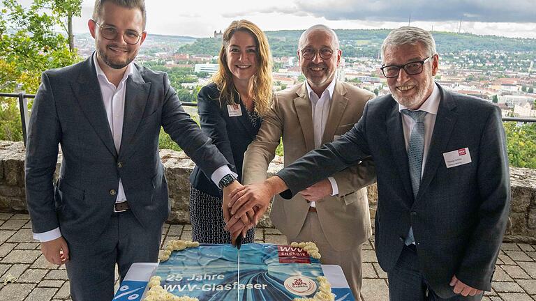 Maximilian Funke-Kaiser (von links), Dörte Schulte-Derne (Geschäftsführerin WVV und Vorständin STW), Armin Lewetz (Vorstand STW) und Thomas Schäfer (Geschäftsführer WVV) schneiden den Geburtstagskuchen an.