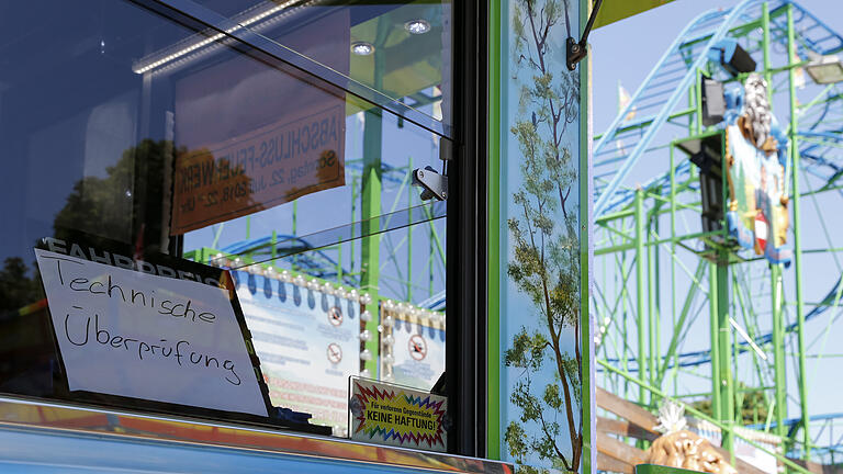 Der Alpencoaster auf dem Kiliani Volksfest 2018. Wegen eines Unfalls vorerst gesperrt. Überprtüfung ob Technisches Problem oder fehlerhafte Bedienung durch Personal Der Alpencoaster auf dem Kiliani Volksfest 2018. Wegen eines Unfalls vorerst gesperrt. Überprtüfung ob Technisches Problem oder fehlerhafte Bedienung durch Personal