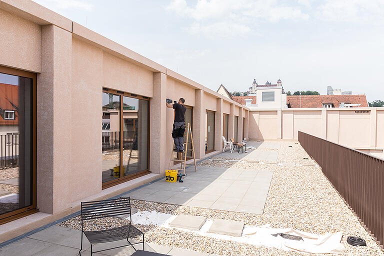 Vier der Zimmer haben eine Dachterrasse zum Innenhof. Auch hier wird noch gebaut.