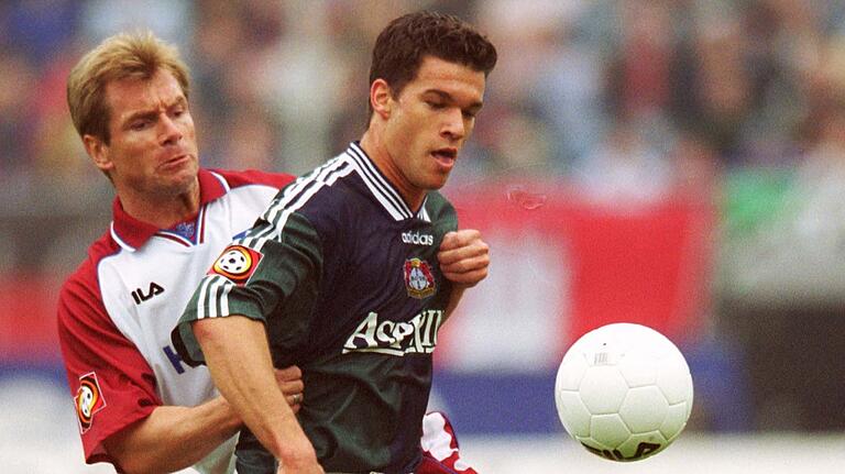 Bernd Hollerbach (links) als HSV-Spieler im Duell mit dem damaligen Leverkusener Michael Ballack.