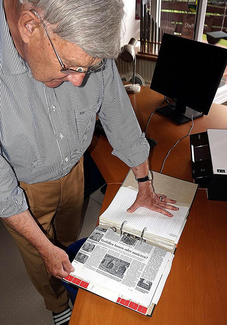 Jede Menge Zeitungsartikel hat Günter Lipp fein säuberlich in Ordner eingepflegt, wie hier den über Felsenkeller in Untermerzbach.