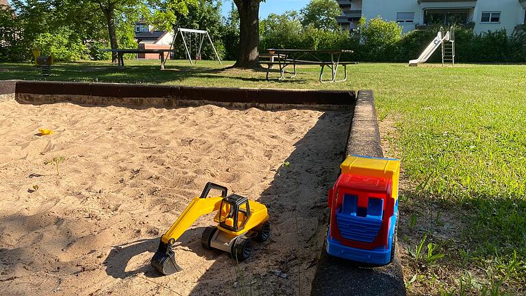 Blick auf den weitläufigen Spielplatz 'An den Birken' .