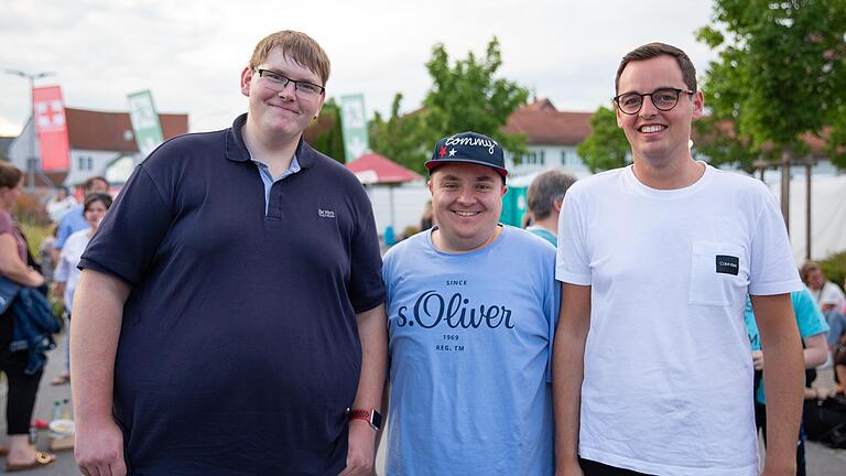 Einen schönen Abend mit Freunden und einfach die Stimmung aufsaugen - deshalb sind Patrick Neul, Manuel Beck und Thomas Schaller (v.l.n.r.) auf das Mark Forster Konzert gekommen.