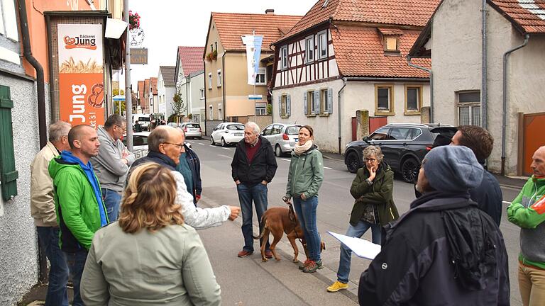 Das Verkehrs- und Parkproblem in der Sennfelder Hauptstraße wurde beim Ortsrundgang thematisiert.