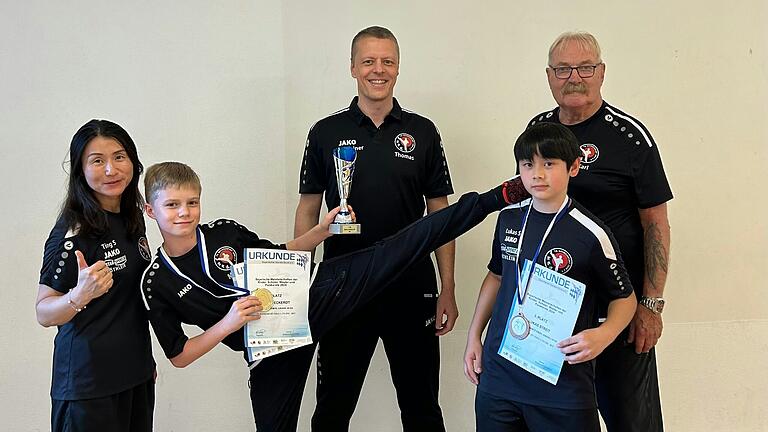 Erfolgreicher TG-Nachwuchs: Daniel Eckerdt holt sich zwei Bayerische Meistertitel, sein Trainingspartner Lukas Streit die Bronzemedaille. Im Bild von links: Ting Streit, Daniel Eckerdt, Trainer Thomas Zatloukal, Lukas Streit und Abteilungsleiter Karl Heine.