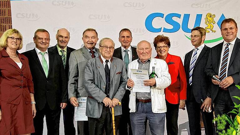 Für ihre 60 und 70 Jahre währende Treue zur CSU wurden drei Mitglieder besonders ausgezeichnet (von links): Bezirksrätin Elisabeth Schäfer, Landtagsabgeordneter Manfred Ländner, Landrat Eberhard Nuß, Josef Hell (Bergtheim, 60 Jahre), Ehrenkreisvorsitzender Christian Will (Estenfeld, 70 Jahre), Bundestagsabgeordneter Paul Lehrieder, Alfred Wagner (Rimpar, 60 Jahre), Landtagspräsidentin Barbara Stamm, Landtagsabgeordneter Oliver Jörg (CSU-Kreisvorsitzender Würzburg-Stadt) und Thomas Ebert (CSU-Kreisvorsitzender Würzburg-Land).