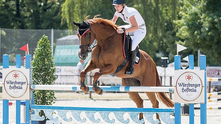 Vera Schmitt vom LRFV Dettelbach u.U., hier in der Springprüfung der Klasse M*, startete auf ihrem Pferd Nayeli 20 unter knapp 200 Reitern beim Kiliani Reit- und Springturnier.