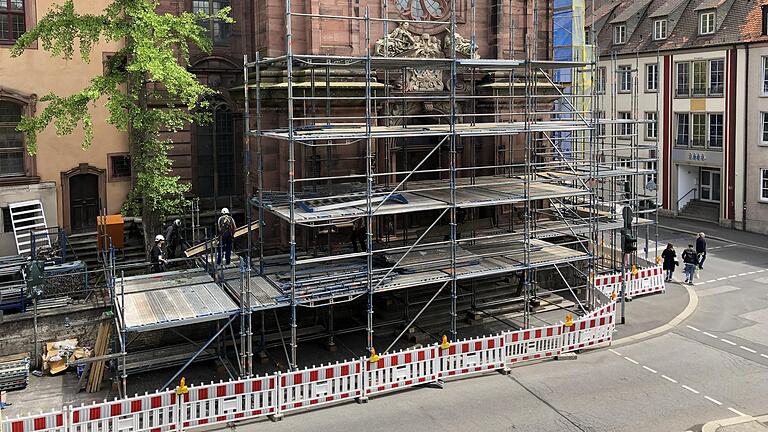 Nachdem das bisherige Sicherungsgerüst an der Neubaukirche abgebaut wurde, stellen Arbeiter nun das Gerüst für die Sanierung der Sandsteinfassade auf.